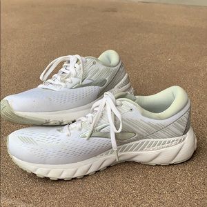 Brooks running shoes adrenaline size 10 women’s